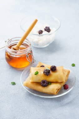 Tatlım, böğürtlen ve nane ile doldurulmuş krep. Kahvaltı konsepti.