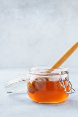 Bir kavanoz ve ahşap Kepçe tatlım. Açık renkli, kopya alanı.