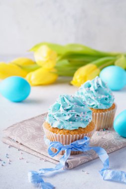 Kek krem, mavi yumurta ve Sarı laleler ile dekore edilmiştir. Paskalya tatlı kavramı.