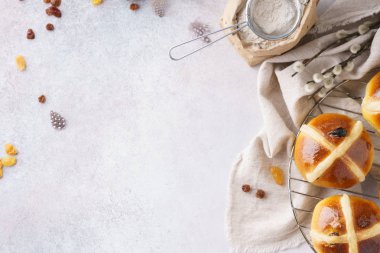 Paskalya kahvaltı geleneksel hot cross buns ile. Genel gider atış. Metin için yer.
