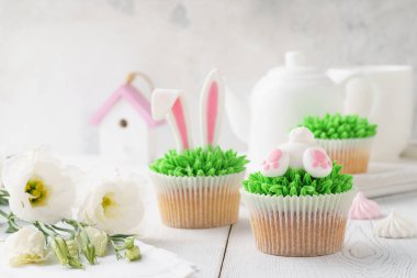 Ev yapımı Paskalya kek set çocuklar için dekore edilmiştir. Komik Tavşan popo ve kulaklar.