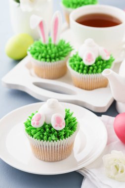 Çocuklar ve tatlı çay için Paskalya kek dekore.