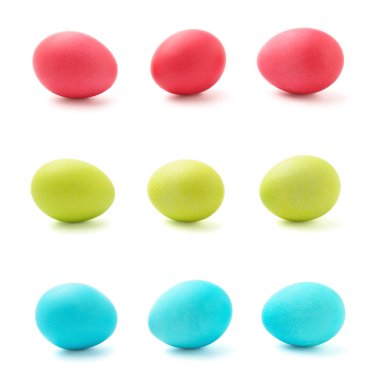 Beyaz izole renkli boyalı Paskalya yumurtaları kümesi. Yaratıcı tasarım mockup.