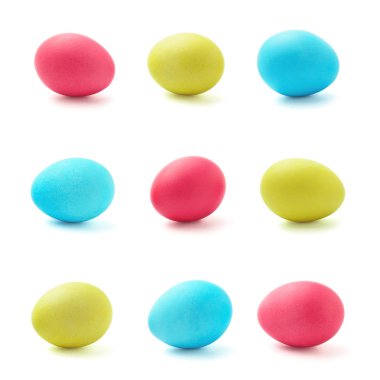 Beyaz izole renkli boyalı Paskalya yumurtaları kümesi. Yaratıcı tasarım mockup.