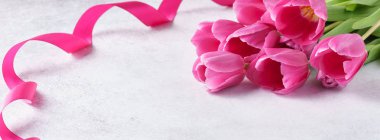 Sevgililer günü pembe laleler ve şerit arka plan. Romantik afiş.