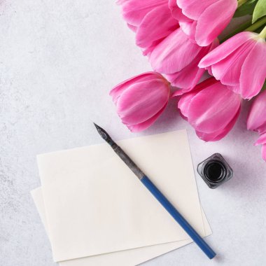 Mektup ya da Sevgililer günü tebrik kartı mockup seviyorum. Kağıt, Pembe Laleler, mürekkep ve kalem boş listesi. Kopya alanı.
