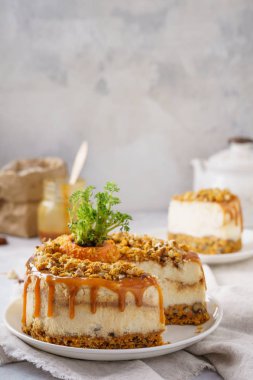 Ceviz ve karamel ve bir plaka üzerinde kesme dilim kek havuç cheesecake.