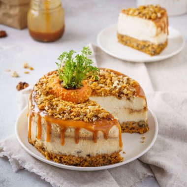 Ceviz ve karamel ve bir plaka üzerinde kesme dilim kek havuç cheesecake.