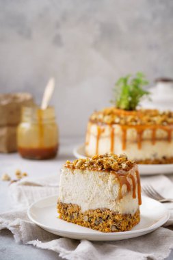 Havuç ve cevizli karamelli cheesecake, sonbahar tatlı tarifi dilim.
