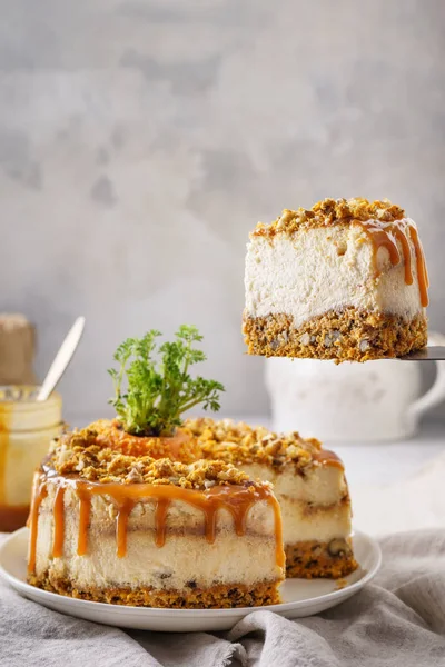 Havuç cheesecake ile fındık ve tuzlu karamel tepesi parçası. Tarifi için alan.