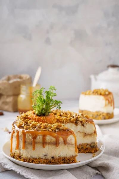 Torta Formaggio Alla Carota Con Noci Caramello Pezzo Torta Tagliato — Foto Stock