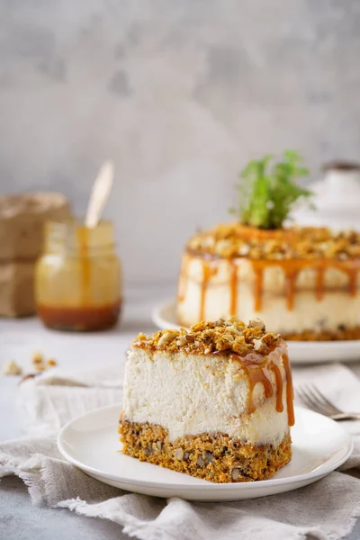 Havuç ve cevizli karamelli cheesecake, sonbahar tatlı tarifi dilim.