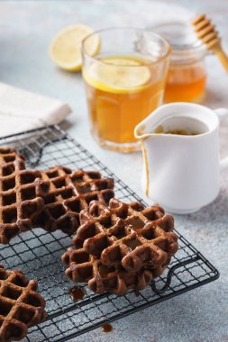Çikolata karamel şurubu ve limon çayı ile kahvaltıda gözleme.