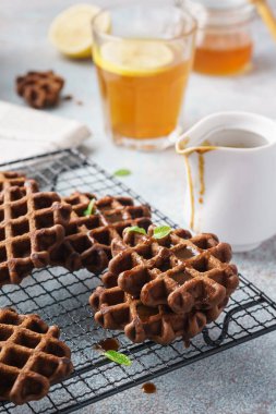Çikolata karamel Şurup ve nane ile kahvaltıda gözleme.