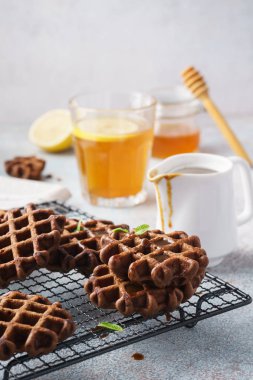 Çikolata karamel Şurup ve nane ile kahvaltıda gözleme.