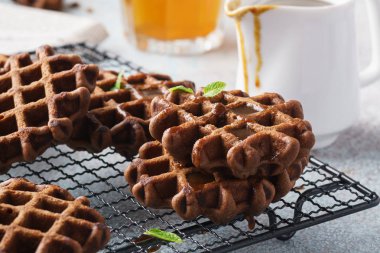 Çikolata Belçika waffle ile karamel şurup için kahvaltı servisi.