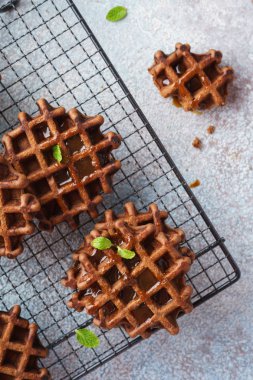 Çikolata Belçika waffle ile karamel şurup için kahvaltı servisi.