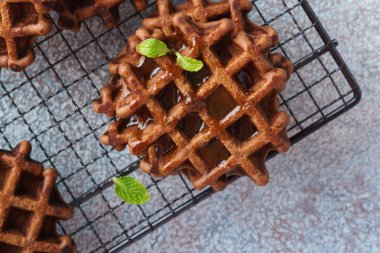 Çikolata Belçika waffle ile karamel şurup için kahvaltı servisi.
