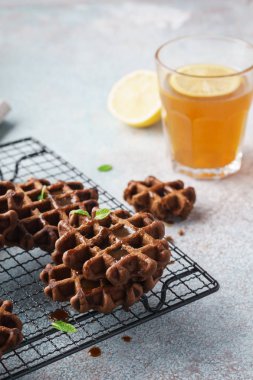 Çikolata karamel Şurup ve nane ile kahvaltıda gözleme.