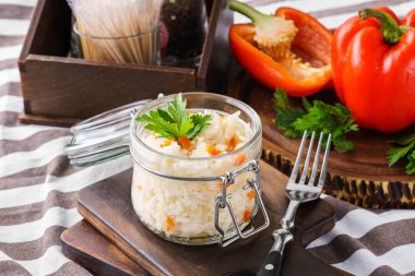 Dolmalık biber veya pul biber, otlar ve baharatlar kavanozda ile Basmati pirinç atmak. Sağlıklı organik gıda kavramı.