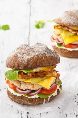 Öğle yemeği için pastırma, marul, domates, mayonez soslu tavuk çizburger.