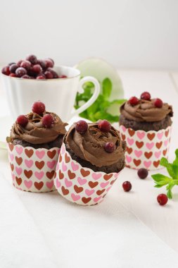 Nane ve Sevgililer günü ya da düğün için kızılcık ile çikolata cupcakes.