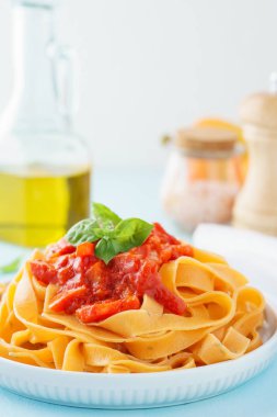 Makarna tagliatelle veya fettuccine domates, kırmızı biber ve fesleğen ile. Sağlıklı Italyan Mutfagi.