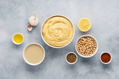 Humus malzemeleri. Nohut, Tahin, zeytin yağı, susam, otlar.