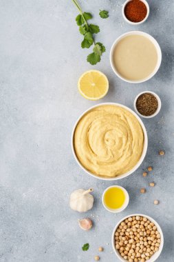Humus ve yemek pişirmek için malzemeyi kase.