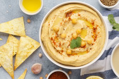 Humus kase tortilla cips ile servis. Orta Doğu mutfağı.