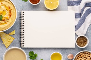 Humus, açık yemek tarifi kitabı ve yemek pişirmek için malzemeler.