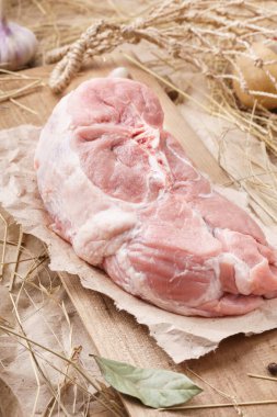 Çiğ domuz eti - jambon ya da hapiste. Taze et ve malzemeler.