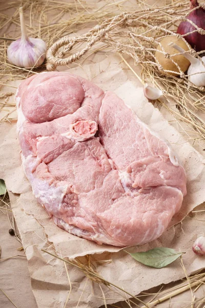 Rohes Schweinefleisch - Schinken oder Keule. frisches Bio-Fleisch und Zutaten. — Stockfoto