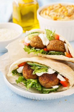 Taze sebze ve Humus ile sağlıklı vejetaryen falafel pide
