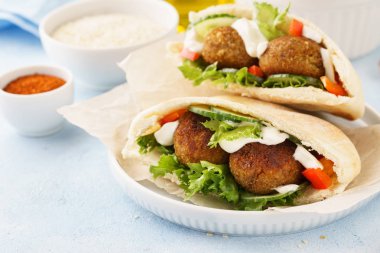 Sağlıklı vejetaryen falafel pide taze sebze ile.