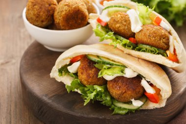Falafel ve pide soslu taze sebze.