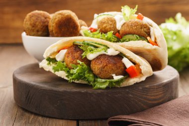 Falafel ve pide soslu taze sebze.