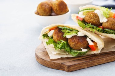 Pita ekmekler falafel, taze sebze ve sos ile.