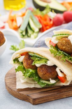 Sağlıklı vejetaryen falafel pide taze sebze ve sos ile