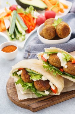 Sağlıklı vejetaryen falafel pide taze sebze ve sos ile