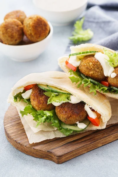Pita ekmekler falafel, taze sebze ve sos ile.