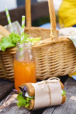 Yumurta, marul, fesleğen ve taze meyve suyu bir şişe ile sandviç.