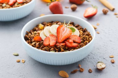 Ev yapımı çilek, muz ve ballı yulaf ve fındık granola
