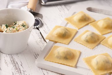 Ispanak ve somon dolum çiğ çiğ mantı.