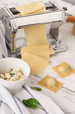 Makarna Makine ve dolgu ile taze ev yapımı pişmemiş mantı.