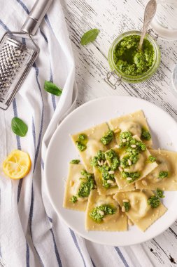 İtalyan ıspanak ravioli pesto sos ve parmesan ile.