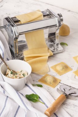 Makarna Makine ve dolgu ile taze ev yapımı pişmemiş mantı.