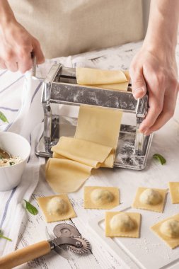 Erkek Şef mantı makarna makinesi.