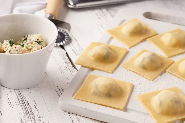 Ispanak ve somon dolum çiğ çiğ mantı.