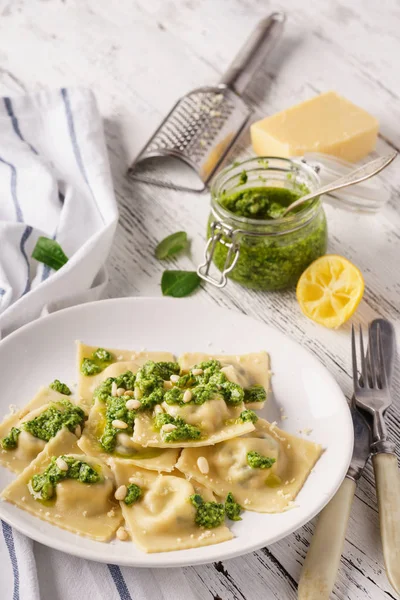 İtalyan ıspanak ravioli pesto sos ve parmesan ile.